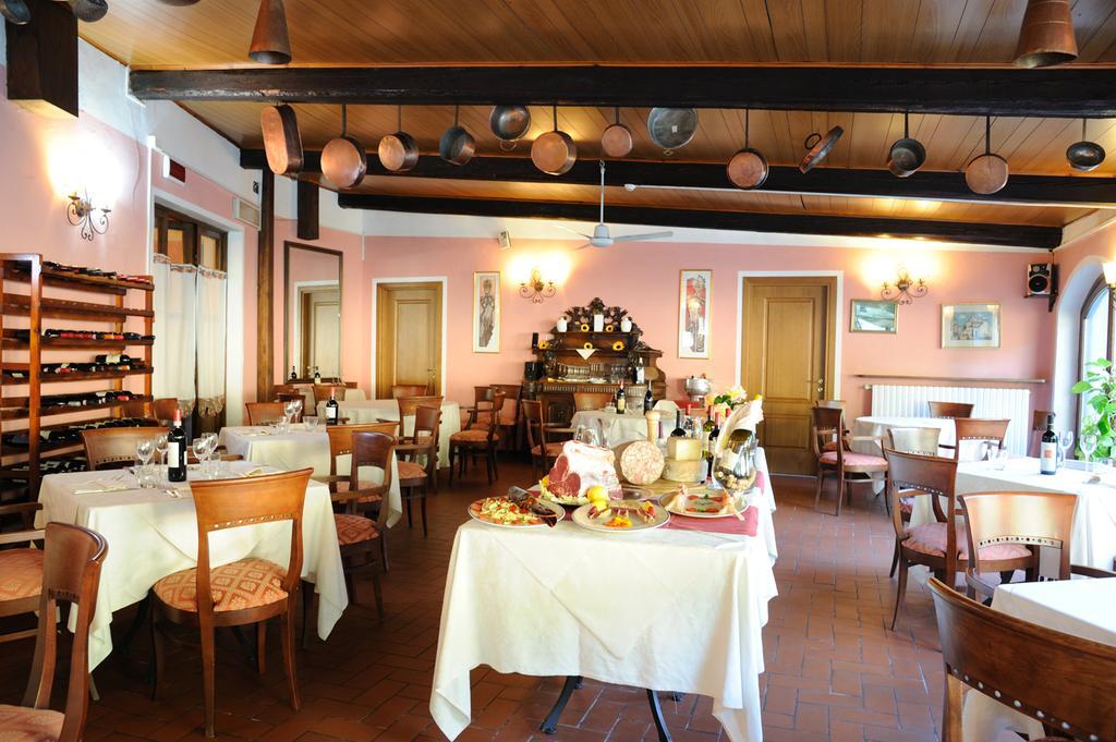 Hotel Ristorante Corona Lucca Bagian luar foto